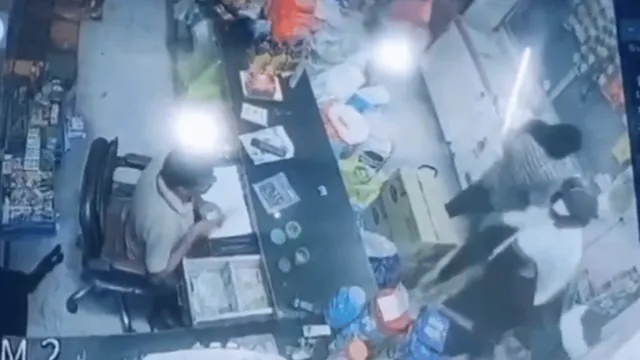 cctv-viral-video-robbers-loot-gold-chain-and-cash-worth-lakhs-at-gunpoint-from-haridwar-shop